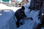 Коммунисты Октябрьского района помогают пенсионерам с уборкой снега